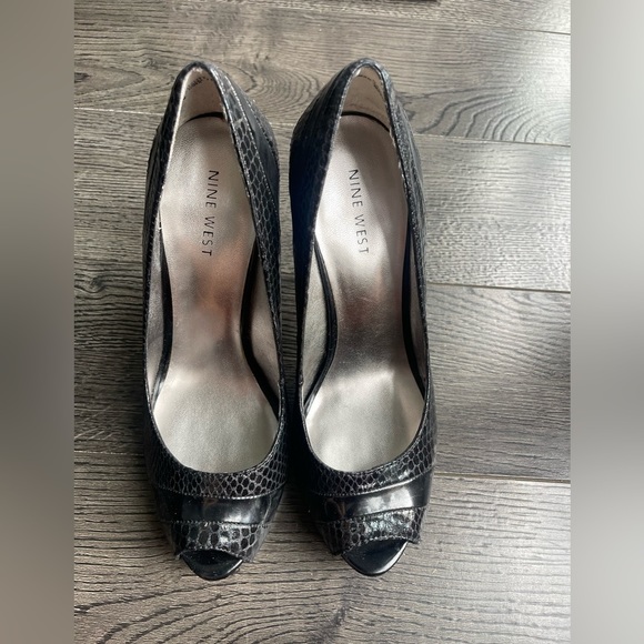 NINE WEST, SNAKE SKIN, PEEP TOE BLACK HEELS - Picture 5 of 7